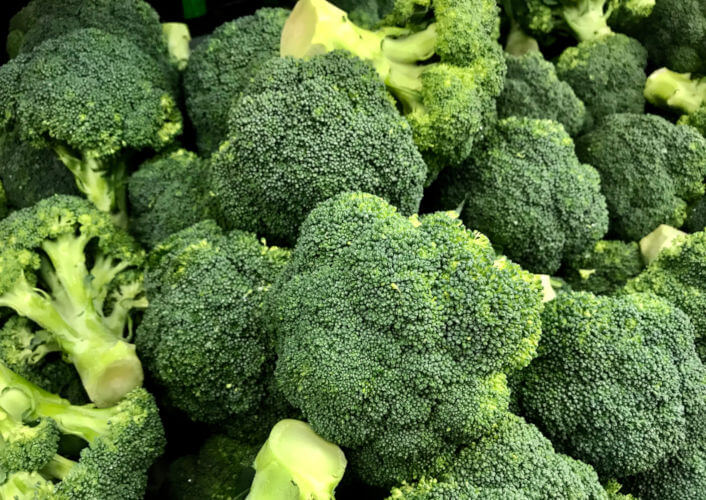 Brócolis O brócolis é uma hortaliça com alto valor nutritivo, além de apresentar propriedades antivirais, antibacterianas e anticancerígenas.