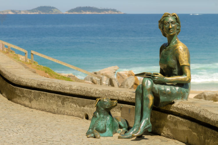 Clarice Lispector Estátua, no Rio de Janeiro, da escritora Clarice Lispector com seu cachorro.*