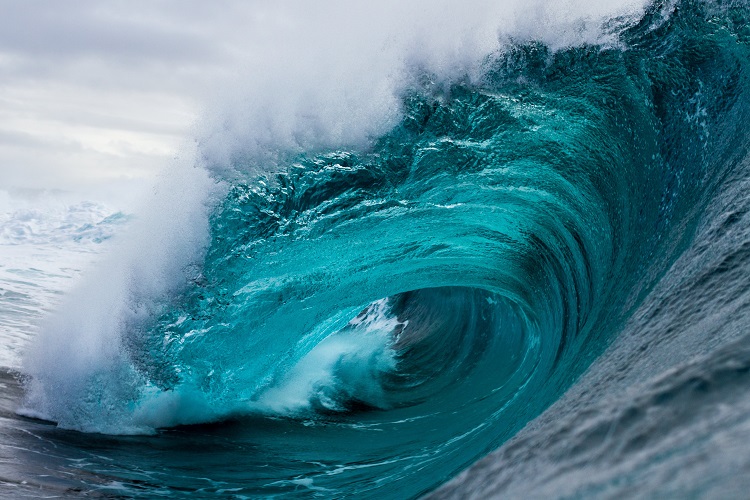 Mesmo produzidas em várias direções, por causa da refração, as ondas do mar sempre chegam paralelas à costa