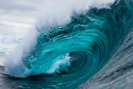 Mesmo produzidas em várias direções, por causa da refração, as ondas do mar sempre chegam paralelas à costa