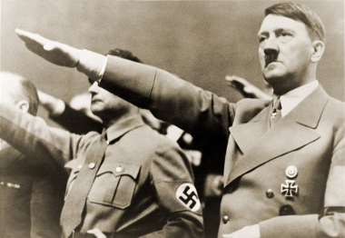 Adolf Hitler (1889-1945) fazendo uma típica saudação nazista *