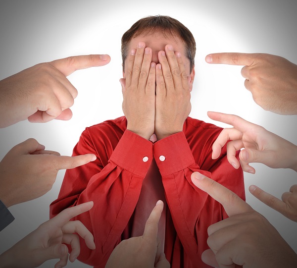Alguém que é erroneamente culpabilizado por todos os problemas de uma situação é referido como “o bode expiatório”