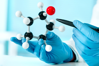 A estereoquímica estuda os arranjos espaciais das moléculas e como isso interfere nas suas propriedades