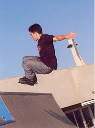 À medida que o patinador sobe a rampa, sua energia potencial aumenta e a cinética diminu