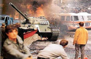 O conflito entre a população tcheca e os tanques soviéticos nas ruas de Praga.