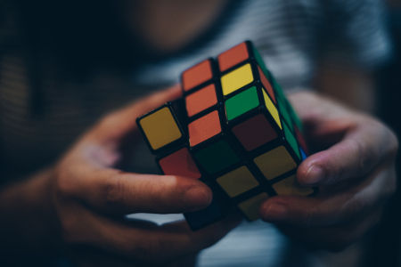 O cubo mágico é uma figura espacial por apresentar comprimento, largura e profundidade