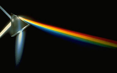 A luz quando incide sobre o prisma sofre refração e dispersão