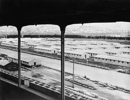 Alojamentos de um campo de concentração construídos para abrigar nipo-americanos durante a Segunda Guerra.*