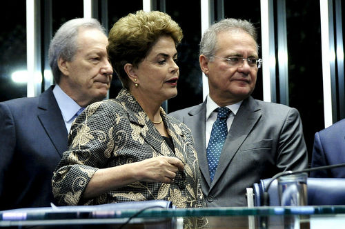 Dilma Rousseff ao lado de Ricardo Lewandowski e Renan Calheiros *