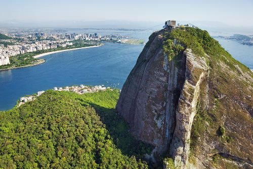 As estruturas geológicas denominadas de escudos cristalinos ou maciços antigos foram formadas há milhões de anos