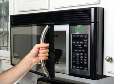 As micro-ondas aquecem os alimentos graças às interações dessas ondas eletromagnéticas com os dipolos elétricos das moléculas do alimento