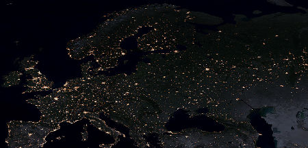 A imagem foi feita de muito alto, mesmo assim, as luzes da superfície terrestre chegaram até a câmera fotográfica em menos de um milésimo de segundo