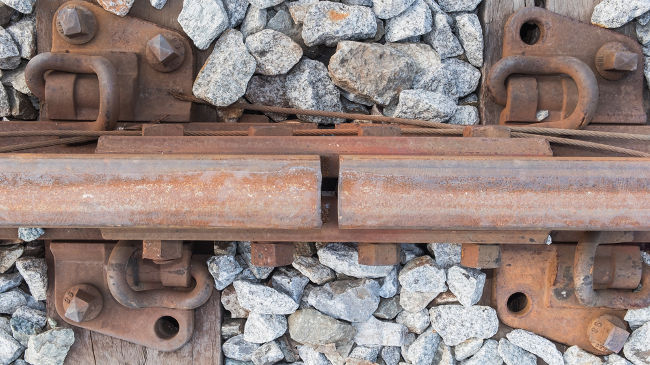 Dilatação térmica Os trilhos de ferro apresentam pequenas separações entre suas barras para evitar deformações se eles sofrerem grandes dilatações lineares.