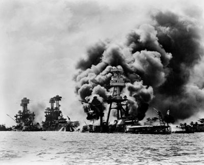 Navios americanos incendiados após o ataque dos aviões japoneses em 1941, na base de Pearl Harbor
