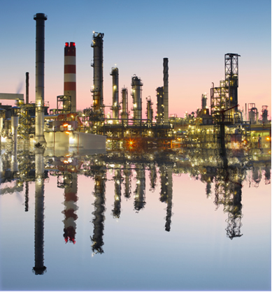 Refinaria onde se obtém os derivados do petróleo, principal combustível fóssil usado atualmente