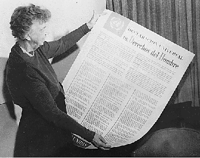Eleanor Roosevelt segura cópia da Declaração Universal dos Direitos Humanos