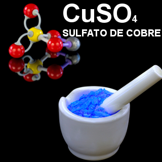 A fórmula do sulfato de cobre indica que ele possui 1 cobre, 1 enxofre e 4 átomos de oxigênio. A cor azul deve-se à presença de cátions cobre