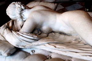 Estátua de hermafrodito: personagem da mitologia que dá nome à anomalia tratada no texto. Obra encontrada no Museu de Louvre.