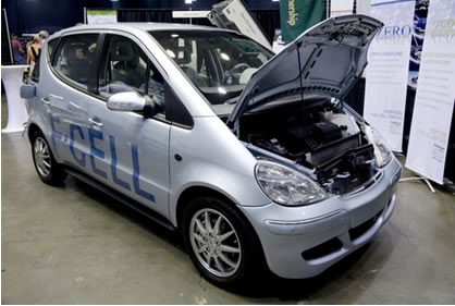 Carro movido a célula de hidrogênio combustível em exposição no dia 26 de setembro de 2008 em Santa Mônica