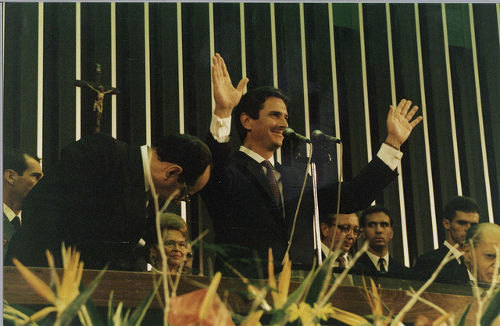 Collor foi o primeiro Presidente da República eleito pelo povo após o período do Regime Militar *