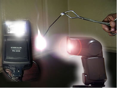 A luz provinda dos flashes fotográficos é obtida através da reação de síntese total do magnésio com o oxigênio do ar, formando o óxido de magnésio