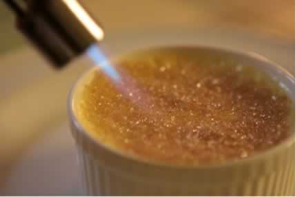 O açúcar se funde a uma temperatura bem menor que o sal porque ele é um composto orgânico e suas forças intermoleculares são mais fracas