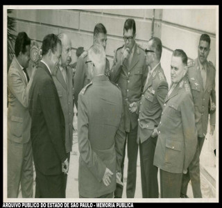 Foto registrando uma conversa informal entre Jango e oficiais militares, dentre eles Castello Branco (à direita), que iria publicar o AI-3.*