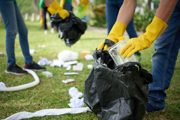 Quando lançado no ambiente, o lixo pode demorar anos para se decompor