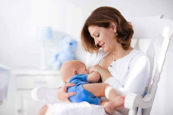 A amamentação reforça os laços afetivos entre a mãe e o bebê.