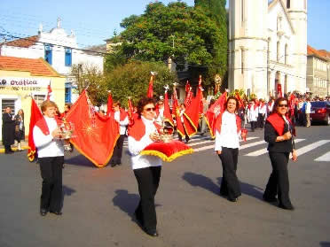 A festa do Divino Espírito Santo remonta a trajetória das relações sociais do Brasil.