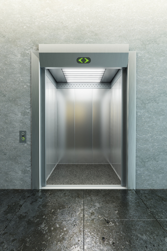 Por que nos sentimos mais leves ou pesados em um elevador?