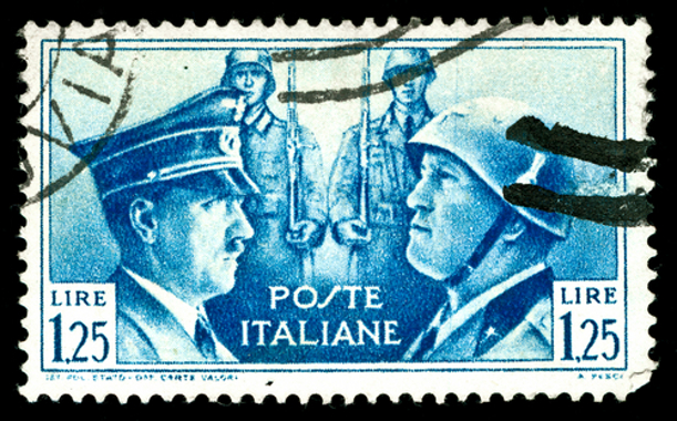 Selo italiano com imagens de Hitler (à esquerda) e Mussolini (à direita)