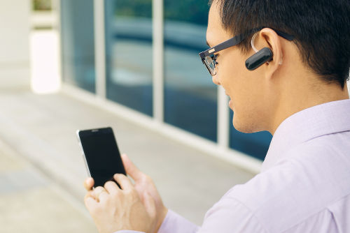 O headset é uma tecnologia de transmissão de dados por Bluetooth utilizada para receber e fazer ligações