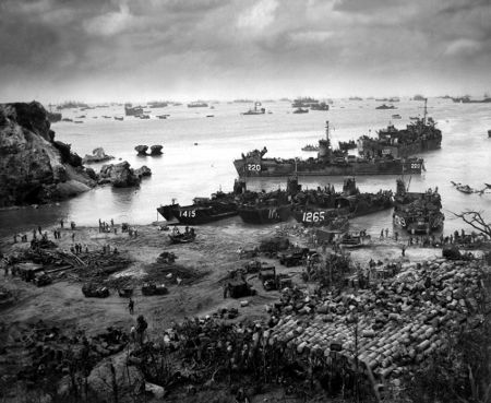 Embarcações americanas durante a batalha de Okinawa, no dia 13 de abril de 1945