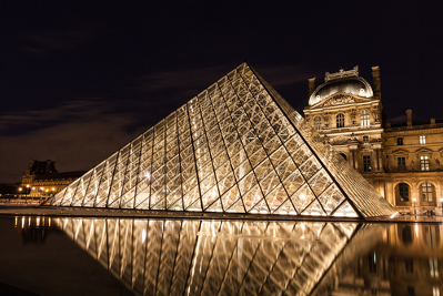 O Museu do Louvre em Paris tem a forma de uma pirâmide de base triangular*