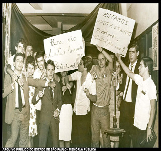 Estudantes protestam contra a ditadura em seu segundo aniversário, em 1966. No fim do mesmo ano seria decretado o AI-4.*