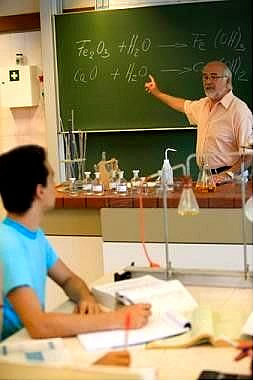Professor exeplicando método de balanceamento por oxidorredução