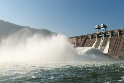 A energia cinética proveniente do movimento da água de uma represa causa o movimento das turbinas de uma usina elétrica