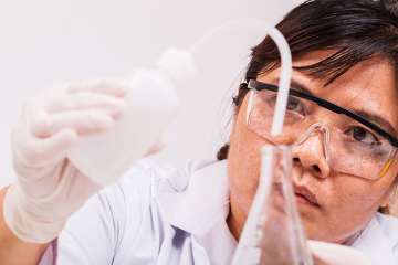 Em algumas atividades de laboratório, o uso da água destilada é fundamental