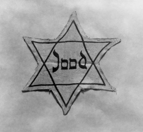 Estrela judaica com o nome “Jude” (judeu, em alemão) no centro