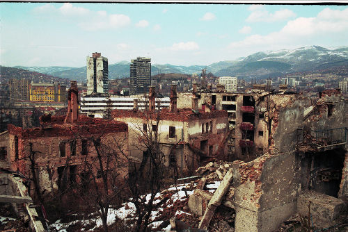 Panorama da destruição da cidade de Sarajevo em março de 1996 *