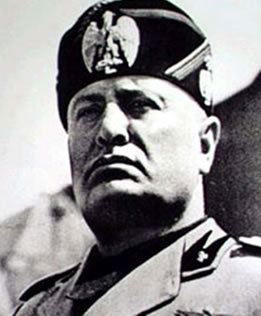 Benito Mussolini, líder fascista que implantou um regime totalitário e opressor, na Itália.