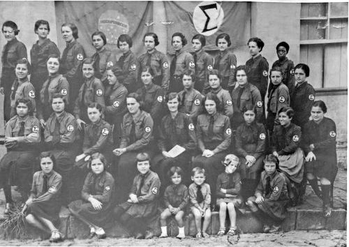Jovens integralistas uniformizados no fim dos anos 1930