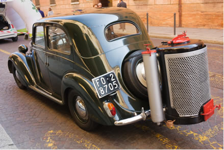 Gasogênio adaptado a um carro em exposição em Forli, Itália, em 10 de outubro de 2010*