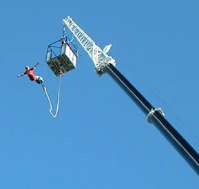 Salto de um bungee jump