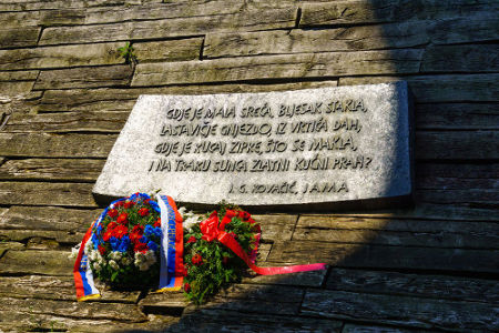 Memorial em homenagem às vítimas mortas em Jasenovac, na Croácia*