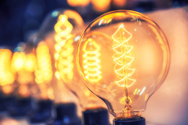 A Eletricidade volta-se para os efeitos gerados pelas cargas elétricas em repouso ou em movimento