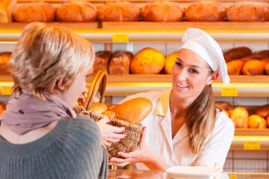 Em inglês, a expressão “Me dê 5 pães” não existe. É utilizada a fala: Me dê alguns pães, ou melhor, “Give me some breads”