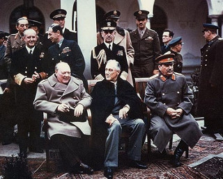 Winston Churchill, Franklin Roosevelt e Joseph Stalin em fotografia feita durante a conferência de Yalta, em 1945, onde debateram o pós-guerra