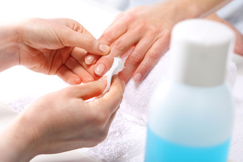 A acetona utilizada para remover esmaltes apresenta o nome usual dimetil-cetona